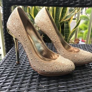 Very sexy BCBGMAXAZRIA pump. satin. Champagne satin with studs.
